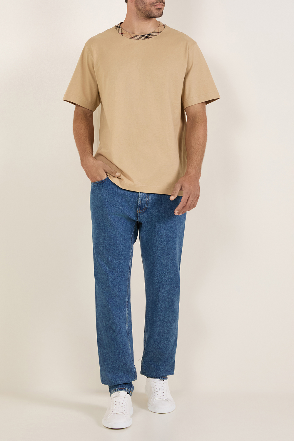 חולצת טי עם צווארון משבצות